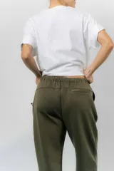 Pantalón jogger de calce relajado color bordó intenso, con cintura elastizada y lazo regulable. Cuenta con bolsillos laterales con cierre invisible y silueta recta levemente afinada.