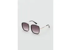 Lentes de sol con montura cuadrada combinada de policarbonato negro y detalles de cobre, con cristales degradados.