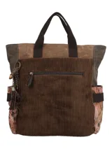 Mochila de diseño patchwork en tonos marrones, confeccionada en una combinación de pana, tela encerada y tejido estampado. Cuenta con un bolsillo frontal con cierre, manijas superiores fijas, correas ajustables y un llavero decorativo con borlas y cuentas colgando de un lateral.