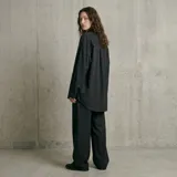 Pantalón de corte recto y tiro alto, con diseño holgado y caída fluida.