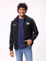 Canguro negro con cierre frontal, capucha y detalles de líneas blancas en las mangas. Presenta estampado de estrellas y la palabra 'International' en el pecho derecho, y un logo de globo terráqueo en el pecho izquierdo.