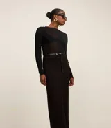 Pollera midi negra de punto roma con tajo frontal y bolsillos laterales.