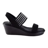 Sandalia de cuña negra con elástico ancho con rayas plateadas en el empeine y tira fina en la parte delantera.