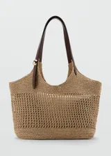 Bolso tote grande de tejido de fibra natural de papel, con doble asa larga de hombro en color marrón oscuro de poliuretano, detalles metálicos dorados y neceser interior de tela con cierre.