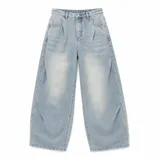 Jean baggy de tiro alto y lavado claro, con diseño amplio, pinzas y efecto desgastado en los muslos.