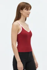 Musculosa de algodón color negro con ribetes blancos en el escote en V y en los tirantes finos.