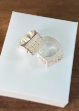 Anillo de plata 950 con apliques de oro 10k, con forma de sello y grabado de las iniciales SDC.
