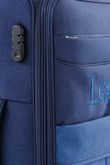 Set de tres valijas negras de tela semi rígida con ruedas y manija extensible. La valija más pequeña tiene el logo 'Legacy' en el frente.