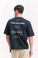Remera boxy de algodón color negro, con diseño estampado en la espalda que incluye texto y el logo de la marca.