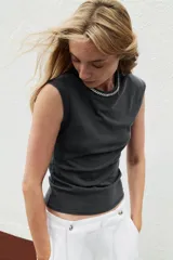 Camiseta sin mangas gris con efecto lavado, de corte regular y cuello redondo decorado con aplicaciones de pedrería a contraste.
