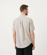 Camisa de hombre de manga corta confeccionada en mezcla de lino y algodón. Presenta un calce comfort, cuello camisero, cierre frontal con botones y un bolsillo en el pecho. Marca Marfinno.