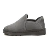 Pantuflas cerradas de color gris con interior de piel sintética.