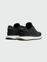 Zapatillas Moncler modelo Pacey2, confeccionadas en ante y nobuk en tonos verde militar, con detalles en blanco y marrón, cordones verde oscuro y suela dentada de goma.