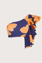 Top de bikini asimétrico con estampado floral en tonos naranja y azul, con un solo hombro y volado grande.