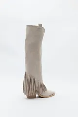 Bota texana negra de caña alta confeccionada en gamuza, con punta fina, taco cuadrado y flecos laterales.