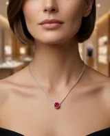 Gargantilla de plata 925 con cadena de eslabones engastados en circonias blancas y dije central redondo con piedra color fucsia.