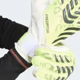 Guantes de arquero Adidas Predator Training en color verde neón con detalles en negro. Cuentan con palma de látex con tecnología Soft Grip para amortiguación y agarre, dorso flexible y correa de ajuste en la muñeca.