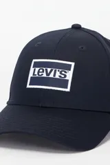 Gorra Levi's de color azul marino con visera curva y un parche bordado rectangular en el frente con el logo de la marca en blanco y azul.
