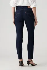 Jean de mujer Levi's 724 High Rise Straight, color azul oscuro, de tiro alto, ajustado en cadera y muslos, con pierna recta y cierre en bragueta.