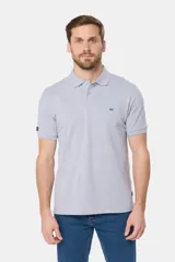 Remera polo azul con cuello en rib y botones personalizados.