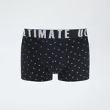 Pack de tres boxers de hombre. Uno es gris jaspeado liso, otro es negro con estampado de cruces blancas y el tercero es gris oscuro con estampado de camuflaje. Todos tienen cinturilla elástica blanca con texto negro.