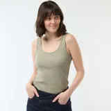 Musculosa de canalé color verde militar, con escote redondo y diseño ajustado.