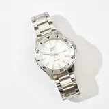 Reloj Q&Q plateado con malla de acero quirúrgico, cuadrante blanco con números y agujas plateadas. Resistente al agua 10 BAR.