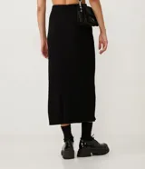 Falda midi negra de rib, con abertura lateral.