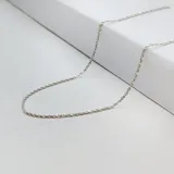 Cadena de plata 925 con diseño de eslabones tipo cordón soga, de acabado brillante y estructura fina.