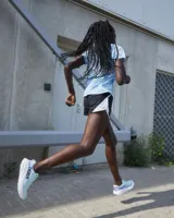 Championes de running Hoka Rincon 3, color celeste con detalles en lila y suela blanca.