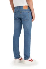 Jean de calce ajustado, color celeste, con tiro medio y confeccionado en denim sin elasticidad.