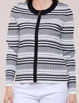 Cardigan de tejido de punto acanalado con diseño de rayas horizontales en tonos negro, blanco y gris, escote redondo y cierre frontal completo con cremallera.