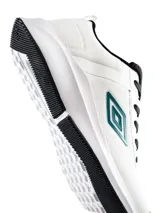 Championes Umbro modelo Volten para hombre, de color negro con suela blanca y el logo de la marca en el lateral.