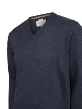 Sweater RKF modelo Swinv de cuello en V, color azul melange, de manga larga y calce regular. Confeccionado en mezcla de lana, viscosa, poliamida y cashmere.