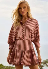 Falda corta de mujer a rayas con una silueta fresca, diseño gráfico de líneas, largo que aporta ligereza y construcción definida para una estética cuidada y femenina.