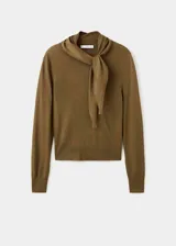 Sweater de punto fino color verde oliva, con cuello alto y detalle de lazo anudado en el frente. Presenta un diseño recto de manga larga.