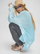 Sweater de tejido de punto con efecto degradado en tonos celestes, de corte holgado y largo por debajo de la cintura, con mangas largas y puños acanalados.