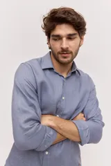 Camisa de lino color marrón mocha, de corte regular, con cuello clásico, mangas largas y cierre frontal con botones al tono.