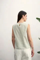 Blusa sin mangas con estampado a rayas verticales color beige y blanco.