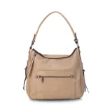 Cartera tipo hobo de cuero sintético color rojo ladrillo, con correa de hombro ajustable. Tiene cierre superior con solapa y broche magnético, bolsillo frontal con cierre, bolsillos laterales con cierre y múltiples bolsillos internos.