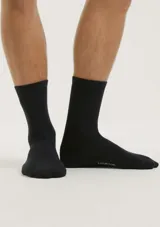 Kit de dos pares de medias de caño medio en color blanco, con diseño básico y tejido suave.