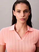 Chomba de manga corta Calvin Klein confeccionada en tejido de punto pointelle texturizado. Presenta un cuello tipo Johnny abierto y ribetes en punto canalé.