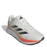 Championes Adidas Duramo SL blancos con detalles en negro y naranja. Presentan tecnología de amortiguación LIGHTMOTION y suela de goma ADIWEAR. La parte superior está fabricada con malla transpirable y contiene al menos un 50% de materiales reciclados.
