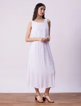 Vestido largo blanco de crepe con escote redondo y detalle de crochet en los hombros. Tiene corte en la cintura con punto smock.