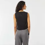 Chaleco negro de punto fino, sin mangas, con cuello redondo y cierre frontal de botones.