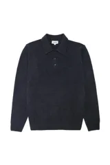 Suéter de punto suave color azul marino, con cuello polo y cierre frontal de tres botones.