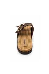Sandalias planas Paddock modelo Era, de color beige, con dos tiras anchas en el empeine decoradas con tachas pequeñas, hebillas metálicas doradas y plantilla con textura trenzada.
