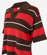 Blusa de punto con cuello polo y escote en V, mangas cortas y estampado de rayas horizontales en rojo, marrón y blanco.