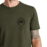 Remera verde militar de manga corta, con cuello redondo y pequeño estampado gráfico en el pecho.