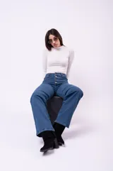 Body de manga larga en color marrón, confeccionado en tejido acanalado con cuello alto. Presenta un ajuste al cuerpo y cierre inferior.